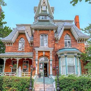Hochelaga Inn
